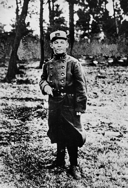 Jean-Corentin-Carre-jeune-breton-engage-15-decore-croix-guerre-decembre-1916-reconnu-comme-patrouilleur-emerite-volontairetoutes-missions-dangereuses_4_407_600